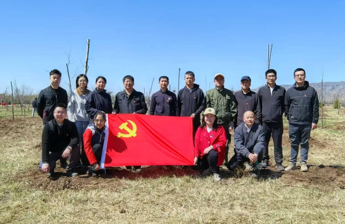 内蒙古专员办开展义务植树主题党日活动照片.jpg