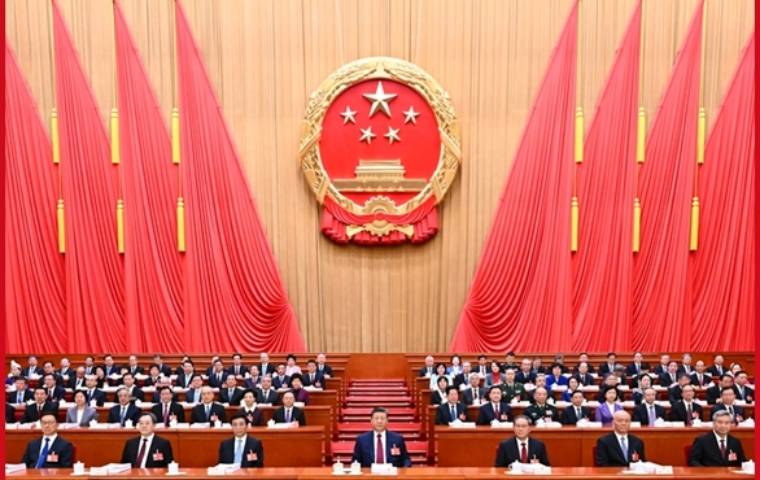 十四届全国人大四次会议开幕 习近平等在主席台就座